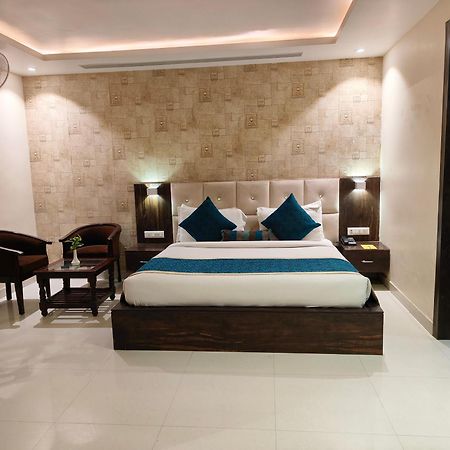 Pinnacle By Click Hotels, Lucknow Eksteriør billede