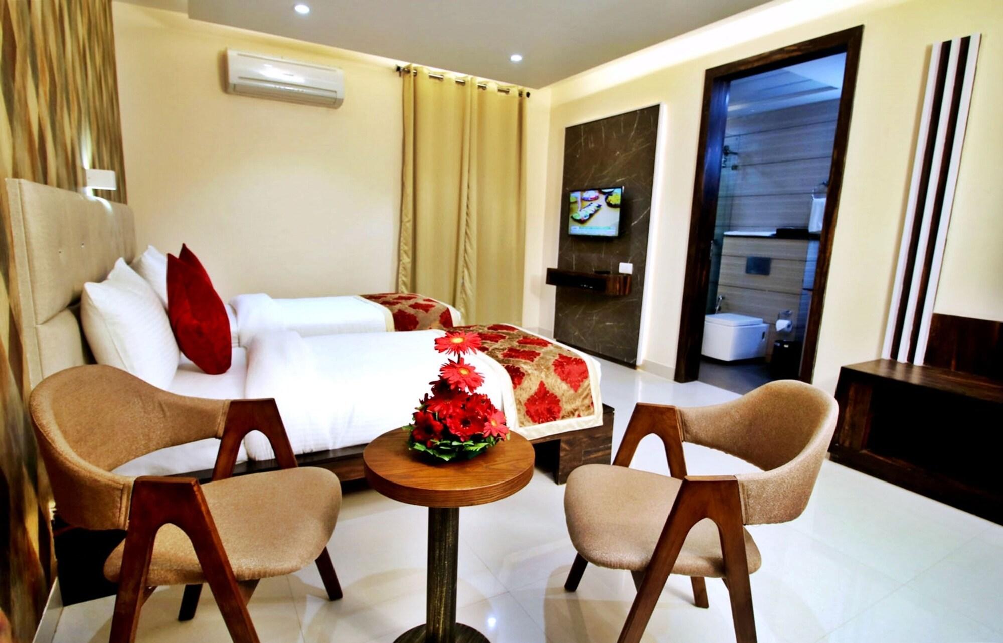 Pinnacle By Click Hotels, Lucknow Eksteriør billede