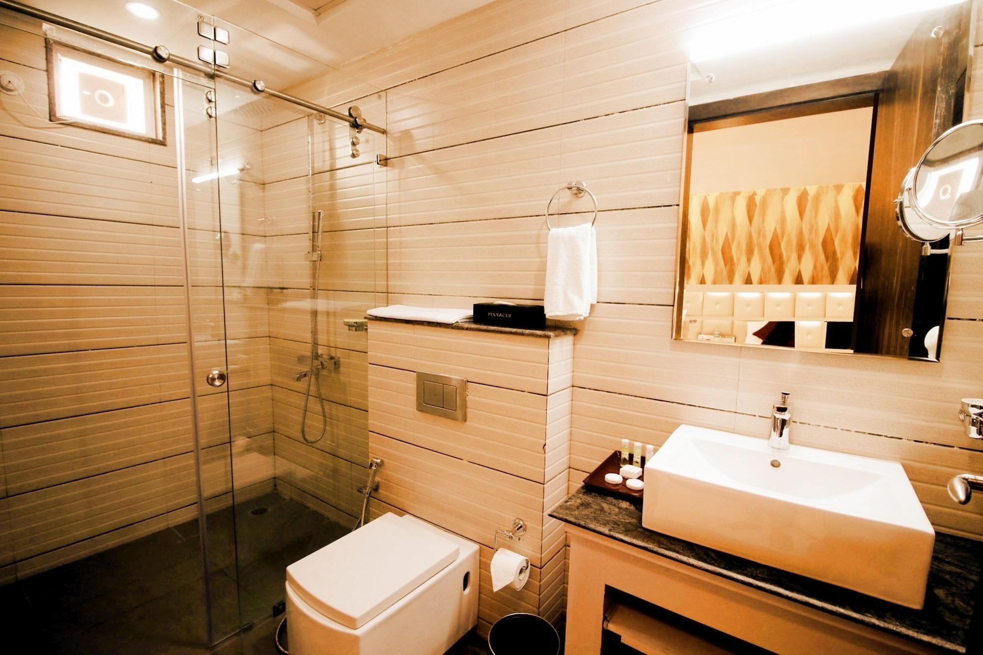 Pinnacle By Click Hotels, Lucknow Eksteriør billede