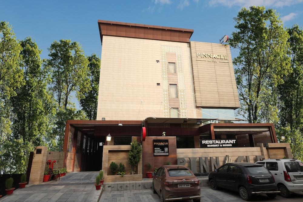 Pinnacle By Click Hotels, Lucknow Eksteriør billede