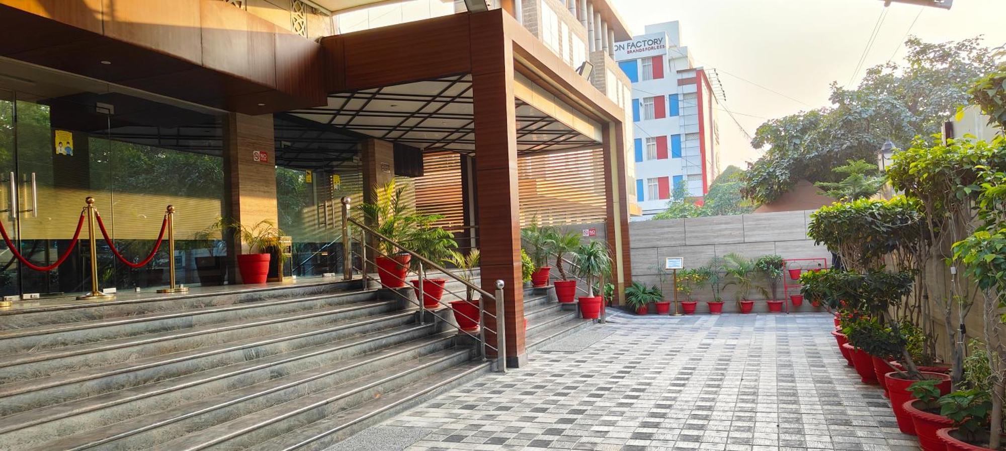 Pinnacle By Click Hotels, Lucknow Eksteriør billede