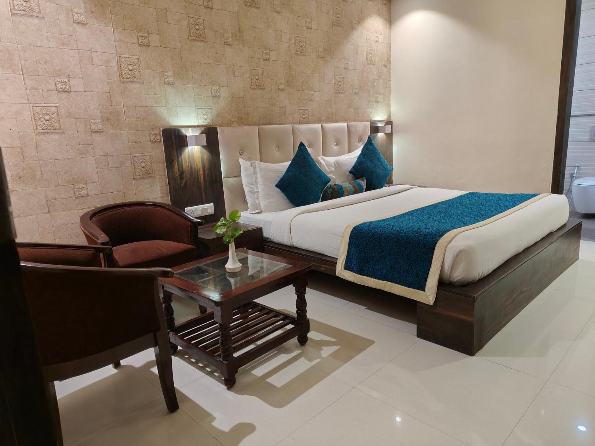 Pinnacle By Click Hotels, Lucknow Eksteriør billede