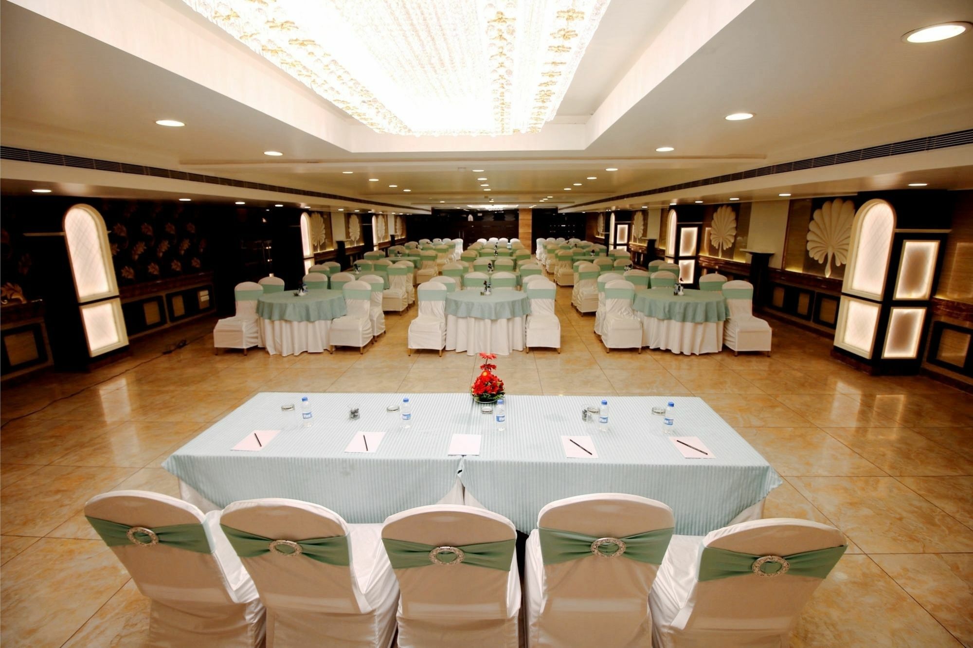 Pinnacle By Click Hotels, Lucknow Eksteriør billede