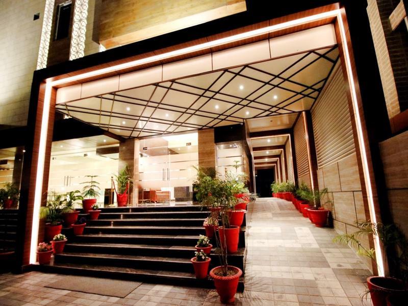 Pinnacle By Click Hotels, Lucknow Eksteriør billede
