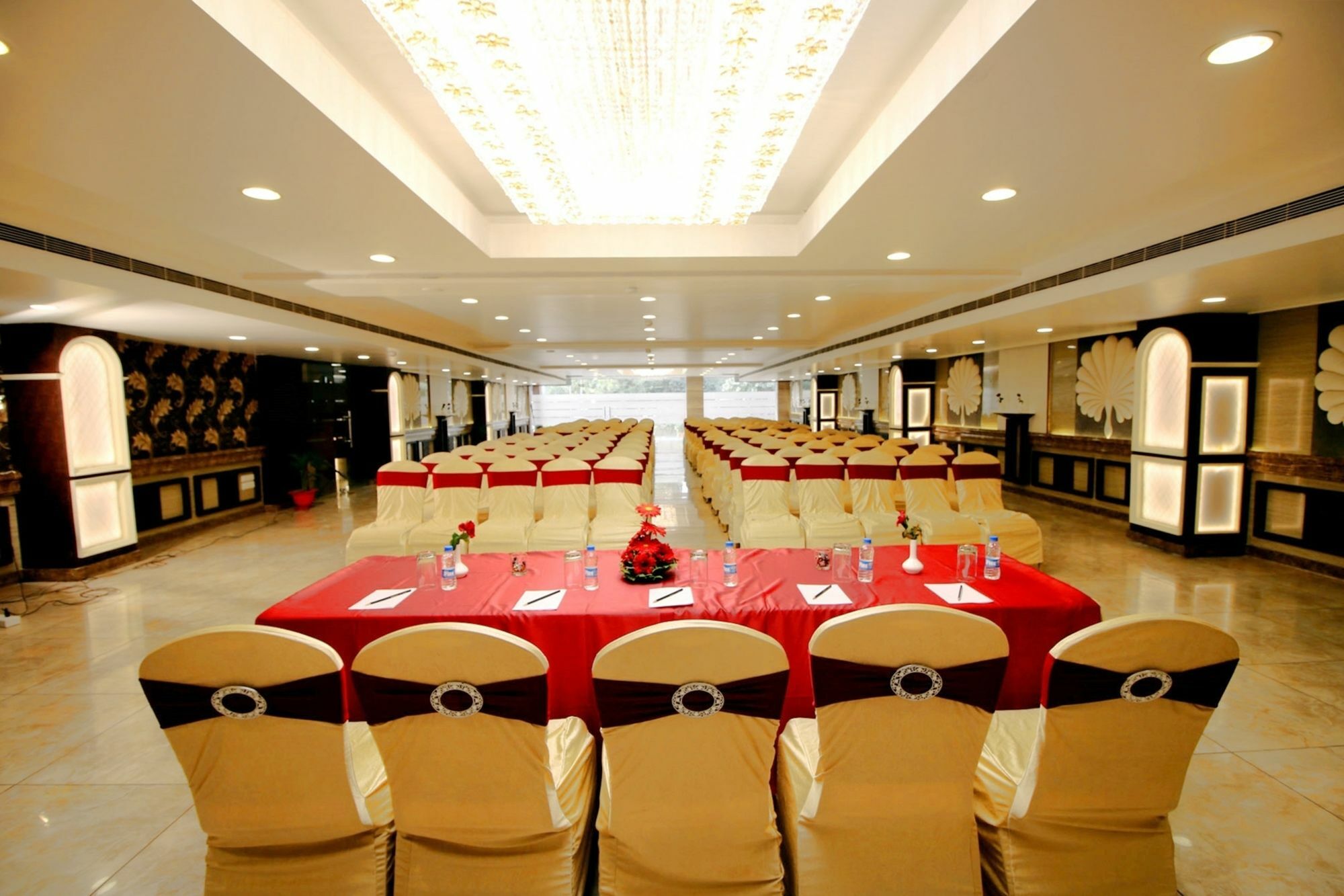 Pinnacle By Click Hotels, Lucknow Eksteriør billede