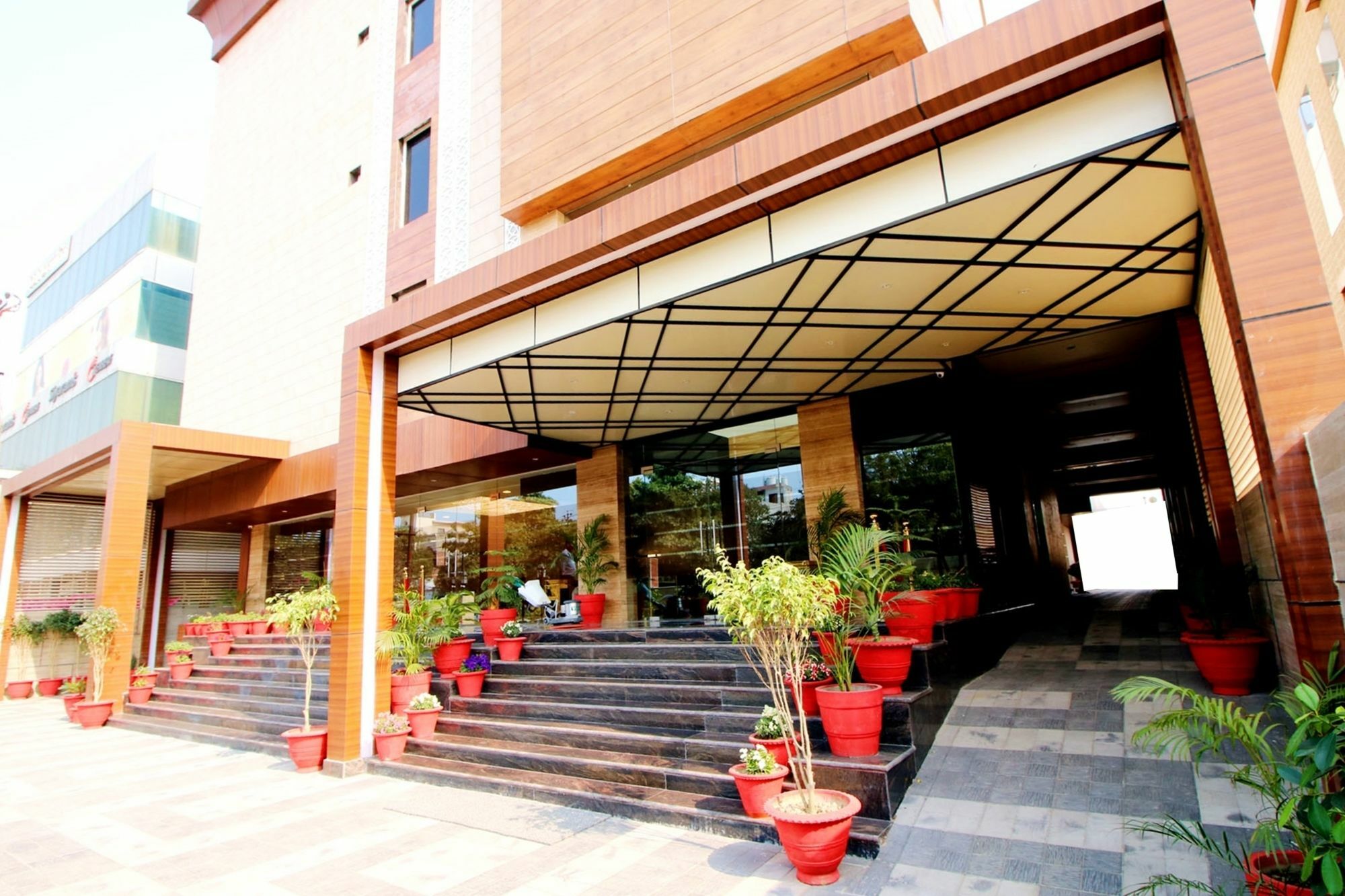Pinnacle By Click Hotels, Lucknow Eksteriør billede